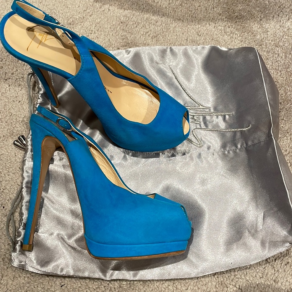 Stunning 🤩 aqua blue Giuseppe Zanotti peep toe heels! Previously loved 🥰